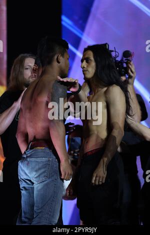 Denver, CO, USA. 3. Mai 2023. DENVER, COLORADO - 4. MAI: (L-R) Rodtang Jitmuangnon stellt sich Edgar Tabares bei der ONE Championship Ceremonial Wiege-in and Face-off Conference am 4. Mai 2023 im 1. Bank Center in Denver, Colorado, gegenüber. (Kreditbild: © Christopher Colon/PX Imagens via ZUMA Press Wire) NUR REDAKTIONELLE VERWENDUNG! Nicht für den kommerziellen GEBRAUCH! Stockfoto