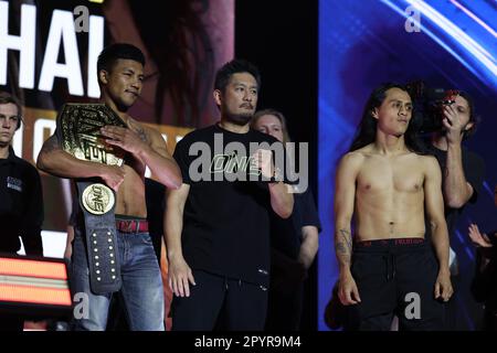 Denver, CO, USA. 3. Mai 2023. DENVER, COLORADO - 4. MAI: (L-R) Rodtang Jitmuangnon stellt sich Edgar Tabares bei der ONE Championship Ceremonial Wiege-in and Face-off Conference am 4. Mai 2023 im 1. Bank Center in Denver, Colorado, gegenüber. (Kreditbild: © Christopher Colon/PX Imagens via ZUMA Press Wire) NUR REDAKTIONELLE VERWENDUNG! Nicht für den kommerziellen GEBRAUCH! Stockfoto