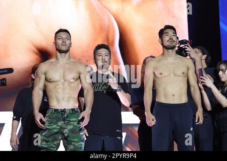 DENVER, COLORADO - 4. MAI: (L-R) Lowen Tynanes stellt sich auf der ONE Championship Ceremonial Wieging-ins and Face-off Conference am 4. Mai 2023 im 1. Bank Center in Denver, Colorado, gegen OK Rae Yoon. (Foto von Christopher Colon/Pximages) Stockfoto