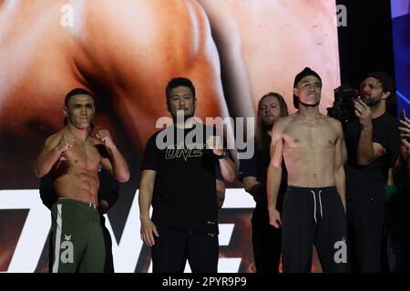 DENVER, COLORADO - 4. MAI: (L-R) Kairat Akhmetov stellt sich Reece McLaren bei der ONE Championship Ceremonial With-in and Face-Off Conference am 4. Mai 2023 im 1. Bank Center in Denver, Colorado, gegenüber. (Foto von Christopher Colon/Pximages) Stockfoto