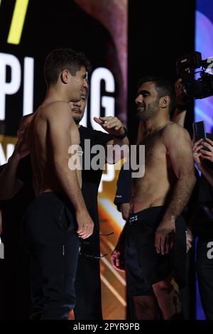 DENVER, COLORADO – 4. MAI: Mikey Musumeci stellt sich Osamah Almarwai bei der ONE Championship Ceremonial With-in and Face-Off Conference am 4. Mai 2023 im 1. Bank Center in Denver, Colorado, gegenüber. (Foto von Christopher Colon/Pximages) Stockfoto