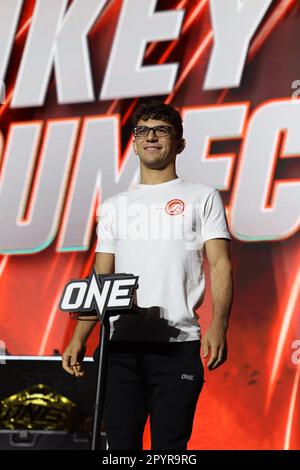 Denver, CO, USA. 3. Mai 2023. DENVER, COLORADO - 4. MAI: Mikey Musumeci wird am 4. Mai 2023 bei der ONE Championship Ceremonial Wieg-in and Face-Off Conference im 1. Bank Center in Denver, Colorado, zum ersten Mal gewogen. (Kreditbild: © Christopher Colon/PX Imagens via ZUMA Press Wire) NUR REDAKTIONELLE VERWENDUNG! Nicht für den kommerziellen GEBRAUCH! Stockfoto