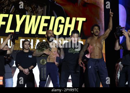 DENVER, COLORADO - 4. MAI: (L-R) Demetrious Johnson stellt sich Adriano Moraes bei der ONE Championship Ceremonial Wiege-in and Face-off Conference am 4. Mai 2023 im 1. Bank Center in Denver, Colorado, gegenüber. (Foto von Christopher Colon/Pximages) Stockfoto