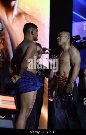 DENVER, COLORADO - 4. MAI: (L-R) Aung La N Sang stellt sich bei der ONE Championship Ceremonial Wieg-in and Face-off Conference am 4. Mai 2023 im 1. Bank Center in Denver, Colorado, gegen Fangraf Rong. (Foto von Christopher Colon/Pximages) Stockfoto