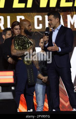 DENVER, COLORADO - 4. MAI: Demetrious Johnson wird am 4. Mai 2023 bei der ONE Championship Ceremonial Wiege-in and Face-off Conference im 1. Bank Center in Denver, Colorado, interviewt. (Foto von Christopher Colon/Pximages) Stockfoto