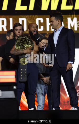 DENVER, COLORADO - 4. MAI: Demetrious Johnson schreit bei der ONE Championship Ceremonial With-in and Face-off Conference am 4. Mai 2023 im 1. Bank Center in Denver, Colorado. (Foto von Christopher Colon/Pximages) Stockfoto