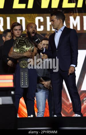 DENVER, COLORADO - 4. MAI: Demetrious Johnson wird begeistert bei der ONE Championship Ceremonial With-in and Face-off Conference am 4. Mai 2023 im 1. Bank Center in Denver, Colorado. (Foto von Christopher Colon/Pximages) Stockfoto