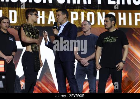 DENVER, COLORADO - MAI 4: Mikey Musumeci wird von Mitch Chilson bei der ONE Championship Ceremonial Wiege-in and Face-off Conference am 4. Mai 2023 im 1. Bank Center in Denver, Colorado interviewt. (Foto von Christopher Colon/Pximages) Stockfoto