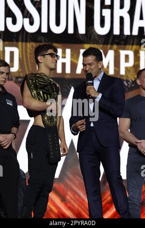 DENVER, COLORADO - MAI 4: Mikey Musumeci wird von Mitch Chilson bei der ONE Championship Ceremonial Wiege-in and Face-off Conference am 4. Mai 2023 im 1. Bank Center in Denver, Colorado interviewt. (Foto von Christopher Colon/Pximages) Stockfoto