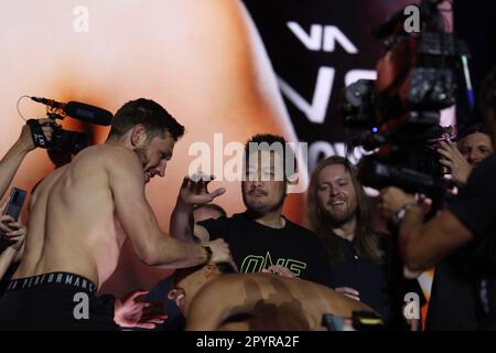 DENVER, COLORADO - 4. MAI: (R-L) Tye Ruotolo versucht spielerisch, Reinier de Ridder bei der ONE Championship Ceremonial Wiege-in and Face-Off Conference am 4. Mai 2023 im 1. Bank Center in Denver, Colorado, zu überfallen. (Foto von Christopher Colon/Pximages) Stockfoto