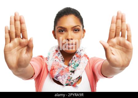 Standhaft zu sein und Nein zu sagen Hübsche junge Frau, DIE VOR weißem Hintergrund AUFHÖRT. Stockfoto