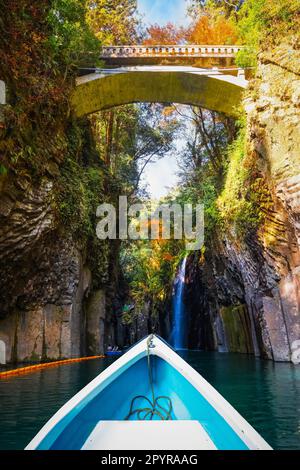 Miyazaki, Japan - Nov. 24 2022: Die Takachiho-Schlucht ist ein schmaler Abgrund, der durch den Felsen am Gokase River geschnitten wird. Zahlreiche Aktivitäten für Touristen wie rowi Stockfoto