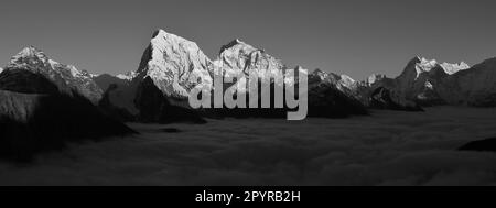 Schneebedeckte Berge Cholatse, Taboche und Thamserku von Gokyo Ri, Nepal aus gesehen. Stockfoto