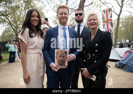 London, Großbritannien. 4. Mai 2023. UK, Artist Alison Jackson bringt Harry und Meghan Lookalikes in die Mall, London, vor King Charles III. Krönung am 6. Mai 2023. Kredit: Lucy North/Alamy Live News Stockfoto