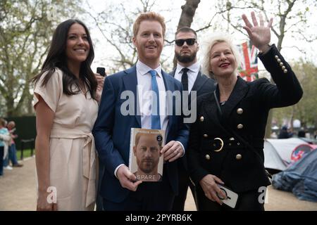 London, Großbritannien. 4. Mai 2023. UK, Artist Alison Jackson bringt Harry und Meghan Lookalikes in die Mall, London, vor King Charles III. Krönung am 6. Mai 2023. Kredit: Lucy North/Alamy Live News Stockfoto