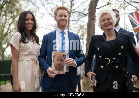 London, Großbritannien. 4. Mai 2023. UK, Artist Alison Jackson bringt Harry und Meghan Lookalikes in die Mall, London, vor King Charles III. Krönung am 6. Mai 2023. Kredit: Lucy North/Alamy Live News Stockfoto