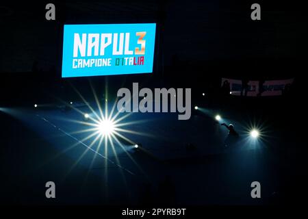 Neapel, Italien. 04. Mai 2023. Im Stadion Diego Armando Maradona befindet sich eine riesige Leinwand, auf der die Worte „Neapel-Champions von Italien“ abgebildet sind. Kredit: Vincenzo Izzo/Alamy Live News Stockfoto