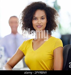 Sie war schon immer eine Spitzenreiterin. Gekürztes Porträt einer attraktiven jungen Geschäftsfrau im Büro. Stockfoto