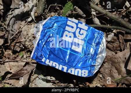 Die Bierdose „Bud Light“ im Algonquin Woods in des Plaines, Illinois Stockfoto