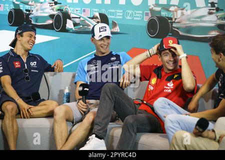 Miami Gardens, Usa. 04. Mai 2023. Niederländischer Formel-1-Fahrer Nyck de Vries von Scuderia AlphaTauri, amerikanischer Formel-1-Fahrer Logan SarSergeant von Williams Racing, Monacos Formel-1-Fahrer Charles Leclerc von Scuderia Ferrari und der britische Formel-1-Fahrer George Russell von Mercedes-AMG Petronas werden vor einer Pressekonferenz während der Formel-1-Grand Prix​ von Miami am Miami International Autodrome in Miami Gardens, Florida am 4. Mai 2023 gesehen. Foto: Greg Nash/UPI Credit: UPI/Alamy Live News Stockfoto