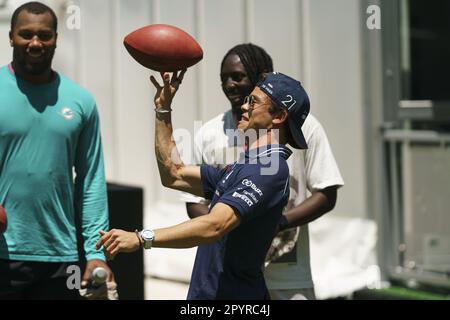 Miami Gardens, Usa. 04. Mai 2023. Der niederländische Formel-1-Fahrer Nyck de Vries aus Scuderia AlphaTauri nimmt am 4. Mai 2023 an einem Fußballkombination Teil, die von den Miami Dolphins während der Formel 1 Grand Prix​ von Miami im Miami International Autodrome in Miami Gardens, Florida, ausgerichtet wurde. Foto: Greg Nash/UPI Credit: UPI/Alamy Live News Stockfoto