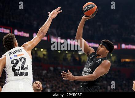 Belgrad, Serbien. 4. Mai 2023. Der Zach LeDay (R) von Partizan spielt während eines Viertelfinales des Basketballspiels Euroleague zwischen Partizan und Real Madrid in Belgrad, Serbien, am 4. Mai 2023. Kredit: Predra Milosavljevic/Xinhua/Alamy Live News Stockfoto