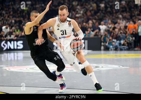 Belgrad, Serbien. 4. Mai 2023. Real Madrids Dzanan Musa (R) spielt mit Partizan's Yam Madar während eines Viertelfinales des Euroleague-Basketballspiels zwischen Partizan und Real Madrid in Belgrad, Serbien, am 4. Mai 2023. Kredit: Predra Milosavljevic/Xinhua/Alamy Live News Stockfoto