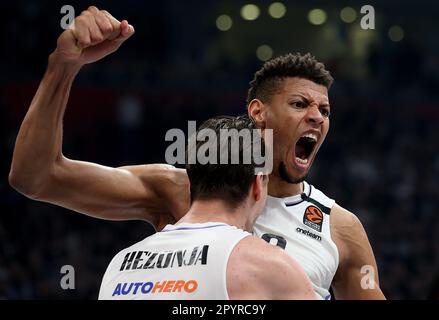 Belgrad, Serbien. 4. Mai 2023. Walter Tavares (R) von Real Madrid feiert am 4. Mai 2023 in Belgrad, Serbien, ein Viertelfinale des Basketballspiels Euroleague zwischen Partizan und Real Madrid. Kredit: Predra Milosavljevic/Xinhua/Alamy Live News Stockfoto