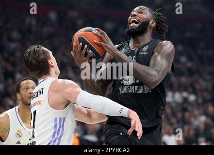 Belgrad, Serbien. 4. Mai 2023. Partizans Mathias Lessort (R) tritt mit Real Madrids Mario Hezonja während eines Viertelfinales des Euroleague Basketballspiels zwischen Partizan und Real Madrid in Belgrad, Serbien, am 4. Mai 2023 auf. Kredit: Predra Milosavljevic/Xinhua/Alamy Live News Stockfoto