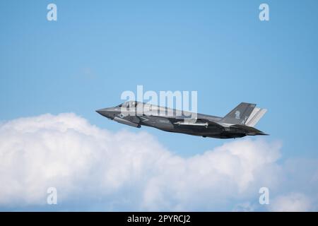 EIN US-AMERIKANISCHER Marine Corps F-35B Lightning II Aircraft mit Marine Fighter Attack Squadron (VMFA) 121 startet vom Marine Corps Air Station Iwakuni, Japan, 26. April 2023. Marines mit VMFA-121 führen routinemäßig Schulungen mit Kampfmitteln durch, um die Einsatzfähigkeit zu stärken und die Letalität aufrechtzuerhalten, um einen freien und offenen Indo-Pacific zu gewährleisten. (USA Marinekorps Foto von CPL Gabriel Durand) Stockfoto