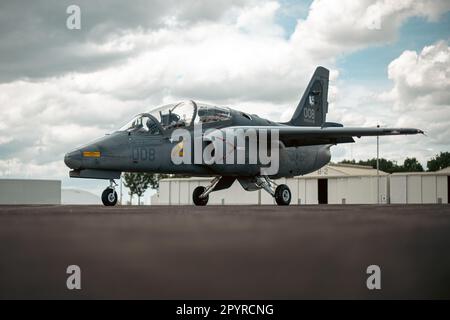 Ein FA-50PH-Taxi vor einem Flug während Cope Thunder am Clark Air Base, Philippinen, 4. Mai 2023. Einsatzbereite und fähige Kampfkräfte wirken abschreckend auf Aggressoren, indem sie die Entschlossenheit der USA und der Philippinen betonen, zusammenzuarbeiten, um die Stabilität in der Region zu fördern. (USA Air Force Foto von Senior Airman Sebastian Romawac) Stockfoto