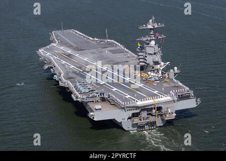 Matrosen, die dem Flugzeugträger USS Gerald R. Ford (CVN 78) zugeteilt wurden, bedienten die Schienen, wenn das Schiff die Naval Station Norfolk für einen planmäßigen Einsatz am 2. Mai 2023 verlässt. Gerald R. Ford ist das Flaggschiff der Gerald R. Ford Carrier Strike Group. Als erstklassiges Schiff von Ford-Flugzeugträgern stellt CVN 78 einen Generationssprung in den USA dar Die Fähigkeit der Navy, Energie auf globaler Ebene zu projizieren. (USA Marinebild von Mass Communication Specialist 2. Class Jackson Adkins) Stockfoto