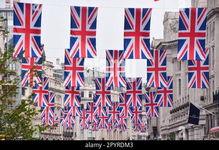 London, Großbritannien. 04. Mai 2023. Union Jacks schmücken die Regent Street vor der Krönung von König Karl III., die am 6. Mai stattfindet. (Foto: Vuk Valcic/SOPA Images/Sipa USA) Guthaben: SIPA USA/Alamy Live News Stockfoto