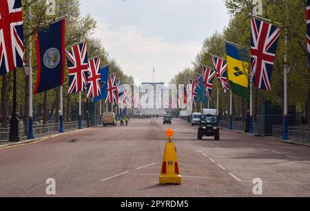 London, Großbritannien. 04. Mai 2023. Union Jacks und Flaggen von Commonwealth-Ländern schmücken die Mall, die vor der Krönung von König Karl III. Am 6. Mai zum Buckingham Palace führt. (Foto: Vuk Valcic/SOPA Images/Sipa USA) Guthaben: SIPA USA/Alamy Live News Stockfoto