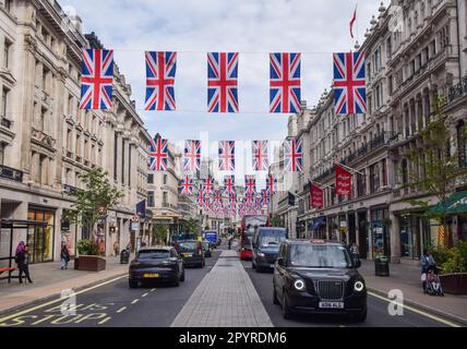 London, Großbritannien. 04. Mai 2023. Union Jacks schmücken die Regent Street vor der Krönung von König Karl III., die am 6. Mai stattfindet. (Foto: Vuk Valcic/SOPA Images/Sipa USA) Guthaben: SIPA USA/Alamy Live News Stockfoto