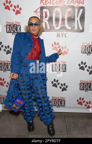 Elton Ilirjani besucht Rescue Dogs Rock NYC Cocktails for Canines im Versa in New York, NY am 2. Mai 2023 (Foto: David Warren/Sipa? USA) Kredit: SIPA USA/Alamy Live News Stockfoto