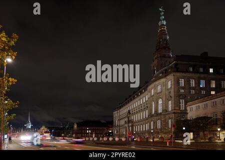 Kopenhagen, Dänemark - 2022. OKTOBER: Nachtlandschaft im Freien am plaza und Fußgängerzone in der Altstadt von Kopenhagen, Dänemark. Stockfoto