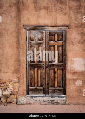 Rustikale Holztür in Santa Fe Stockfoto