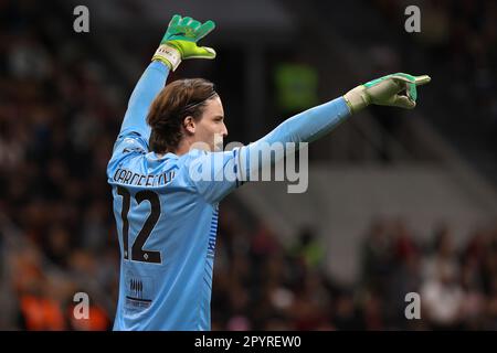 Mailand, Italien. 03. Mai 2023. Italien, Mailand, Mai 3 2023: Marco Carnesecchi (Cremonese Torwart) gibt in der ersten Hälfte während des Fußballspiels AC MILAN gegen CREMONESE, Serie A Tim 2022-2023 day33 San Siro Stadion (Foto: Fabrizio Andrea Bertani/Pacific Press) Ratschläge an Teamkollegen. Kredit: Pacific Press Media Production Corp./Alamy Live News Stockfoto