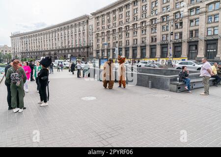 Kiew, Ukraine. 4. Mai 2023. Straßenkünstler in Charakterkostümen auf dem Maidan Square in Kiew, Ukraine (Bild: © Lev Radin/Pacific Press via ZUMA Press Wire) – NUR REDAKTIONELLE VERWENDUNG! Nicht für den kommerziellen GEBRAUCH! Stockfoto