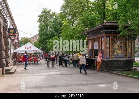 Kiew, Ukraine. 4. Mai 2023. Personen, die auf dem Kheshchatyk Boulevard in Kiew, Ukraine (Kreditbild: © Lev Radin/Pacific Press via ZUMA Press Wire) gesehen werden, DÜRFEN NUR REDAKTIONELL VERWENDET werden! Nicht für den kommerziellen GEBRAUCH! Stockfoto