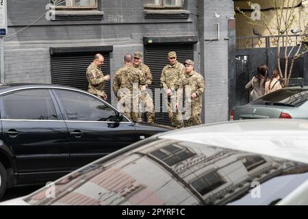 Kiew, Ukraine. 4. Mai 2023. Aktive Soldaten in der Straße Mala Zhytomyrska in Kiew, Ukraine (Bild: © Lev Radin/Pacific Press via ZUMA Press Wire) NUR REDAKTIONELLE VERWENDUNG! Nicht für den kommerziellen GEBRAUCH! Stockfoto