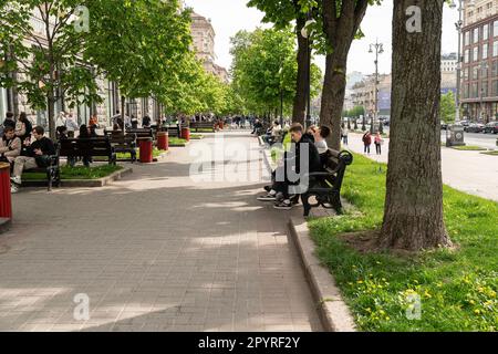 Kiew, Ukraine. 4. Mai 2023. Personen, die auf Bänken auf dem Kheshchatyk Boulevard in Kiew, Ukraine sitzen (Kreditbild: © Lev Radin/Pacific Press via ZUMA Press Wire), NUR REDAKTIONELLE VERWENDUNG! Nicht für den kommerziellen GEBRAUCH! Stockfoto