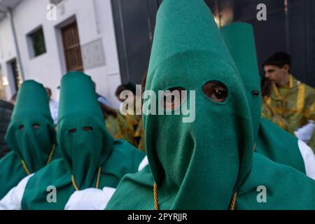 Cofradias mit grünen Kapuzen stellen sich während der Heiligen Woche vor einer Prozession auf oder Semana Santa, 5. April 2023 in Ronda, Spanien. Ronda, die sich im 6. Jahrhundert v. Chr. niedergelassen hat, hält seit über 500 Jahren Heilige Woche-Prozessionen ab. Stockfoto