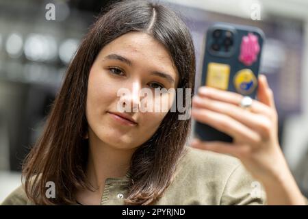 München, Deutschland. 04. Mai 2023. Valeria Shashenok während eines Interviews mit der Deutschen Presse Agentur im Rahmen des DOK.fest bei Gasteig HP8. Kredit: Peter Kneffel/dpa/Alamy Live News Stockfoto