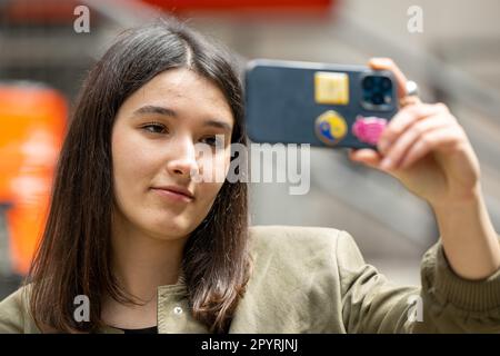 München, Deutschland. 04. Mai 2023. Valeria Shashenok während eines Interviews mit der Deutschen Presse Agentur im Rahmen des DOK.fest bei Gasteig HP8. Kredit: Peter Kneffel/dpa/Alamy Live News Stockfoto