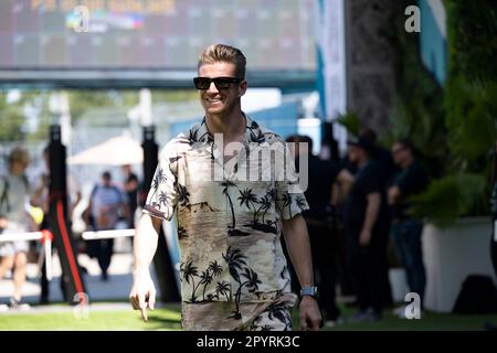 Miami, Florida, USA. 4. Mai 2023. NICO HULKENBERG (GER) von Haas F1 Team Nr. 27 kommt auf die Koppel.die Teams bereiten sich auf die zweite Runde des zweiten amerikanischen Kalendrennens F1 vor. Dieses Jahr werden in Amerika drei Grand Prix-Events in Miami, Austin und Las Vegas abgehalten, die Rekorde brechen. Aufgrund der wachsenden Beliebtheit des Sports dank Netflix Drive to Survival Docuseries. Aston Martin, Ferrari und andere planen, die Dominanz von Red Bull Oracle Racing Max Verstappen in der Saison 2023 herauszufordern. Motorsport, Open-Wheel-Rennen, Liberty Media. (Kreditbild: © Stockfoto