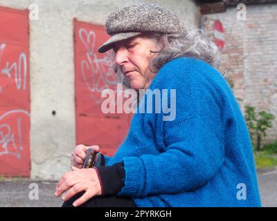 Seniorin ruht unter Pakinsons Desease-Symptom. Psychische Gesundheit und Altenpflegekonzept Stockfoto
