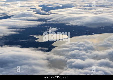 Ein Luftblick auf die Küste von Marlborough. Sichtbar durch die Wolken ist der Grassmere See, der für die Salzproduktion genutzt wird. Stockfoto