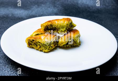 Türkisches Baklava, traditionelle grüne Pistazienbaklava, türkisches Dessertkonzept, Nahaufnahme. Stockfoto